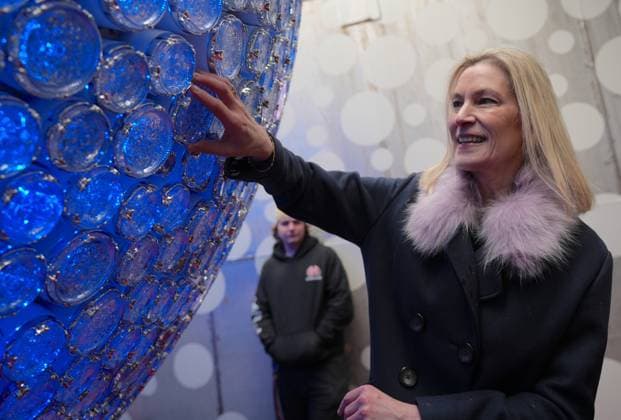 Times Square New Year’s Eve of New York City drops ball twice in 2026 NEW YORK, UNITED STATES - DECEMBER 27: The co-organizers of Times Square New Year’s Eve unveil the new 2026 Waterford crystals and install the final crystal on the new Times Square New Year’s Eve Ball, on Saturday, December 27, 2025, New York City, United States. The Constellation Ball will also drop to honor the United States of America s 250th anniversary with special red, white, and blue displays and even a second, patriotic drop. Selcuk Acar Anadolu New York United States. Editorial use only. Please get in touch for any other usage.  Copyright: x2025xAnadoluxSelcukxAcarx