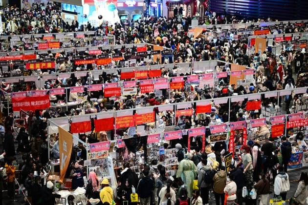 COMICUP 32 HANGZHOU, CHINA - DECEMBER 27, 2025 - Enthusiasts participate in COMICUP 32 exhibition in Hangzhou, Zhejiang Province, China on December 27, 2025. Hangzhou Zhejiang China  Copyright: xCFOTOx i1766882059273