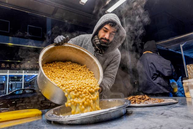 Street Stall in Erbil A Kurdish vendor pours boiled chickpeas into a pot at a street stall in Erbil, Iraq s Kurdistan region, on December 13, 2025. Boiled fava beans and turnips, locally known as Paqle u Shilam, serve as a staple low-cost winter food and a source of income for workers in the informal economy of the Kurdistan Region of Iraq. Erbil Erbil Iraq Copyright: xSaburxRashidx