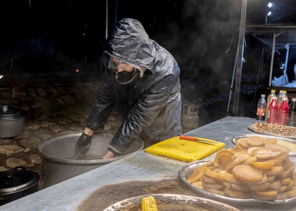 Street Stall in Erbil A Kurdish vendor works at his street stall in Erbil, Iraq s Kurdistan region, on December 13, 2025. Boiled fava beans and turnips, locally known as Paqle u Shilam, serve as a staple low-cost winter food and a source of income for workers in the informal economy of the Kurdistan Region of Iraq. Erbil Erbil Iraq Copyright: xSaburxRashidx