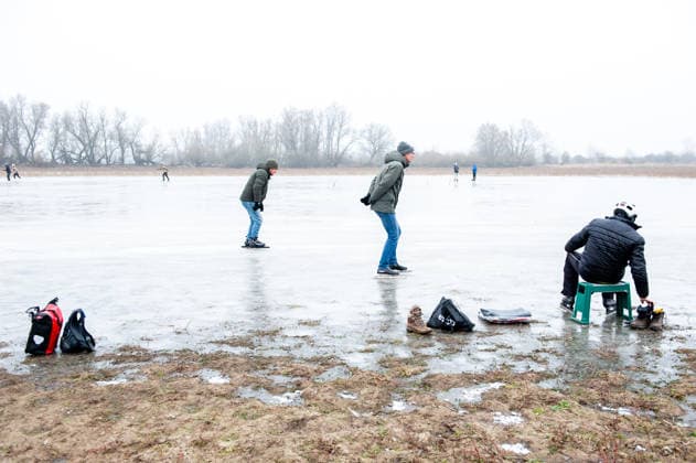December 27, 2025, Nijmegen, The Netherlands: After several days of sub-zero temperatures during the night, the water of some lakes started to freeze over. People took the chance to skate on one of the frozen lakes close to the Dutch city of Nijmegen. Nijmegen The Netherlands - ZUMAs197 20251227_aab_s197_057 Copyright: xAnaxFernandezx