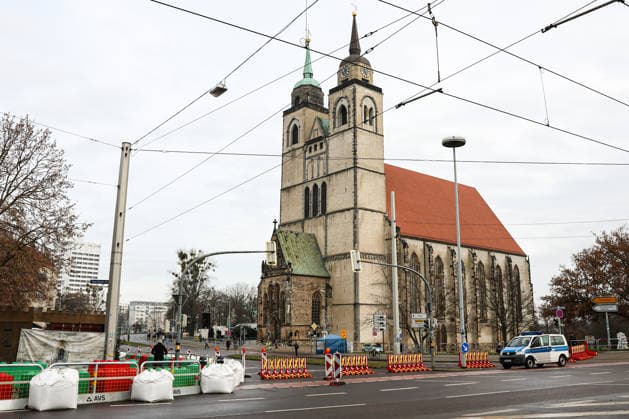 The police have cordoned off the area around St. Johns Church, churches and the state capital invite you to a memorial service in St. Johns Church on December 20 The ecumenical service begins at 11 a.m. The attack on the Magdeburg Christmas market will be the first anniversary in the state capital on December 20, 2025