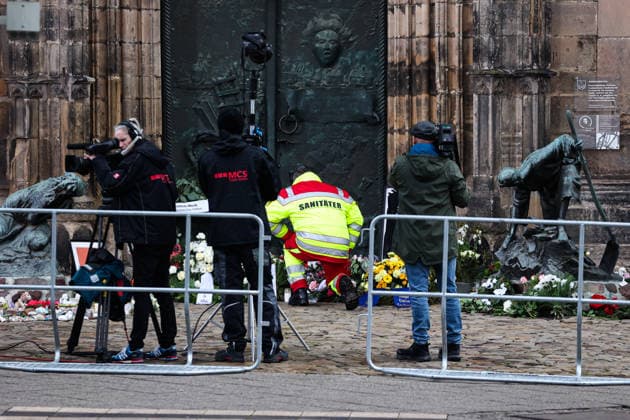 A paramedic kneels at the memorial site in front of St. Johns Church Commemorative event in Magdeburg Saxony-Anhalt , churches and the state capital invite you to a memorial service in St. Johns Church on December 20 The ecumenical service begins at 11 a.m. The attack on the Magdeburg Christmas market marks the first anniversary in the state capital on December 20, 2025