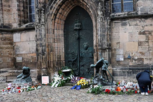 People come to the memorial site in front of St. Johns Church Memorial event in Magdeburg Saxony-Anhalt , Churches and state capital invite to memorial service in St. Johns Church on December 20 The ecumenical service begins at 11 a.m. The attack on Magdeburgs Christmas market will be the first anniversary in the state capital on December 20, 2025
