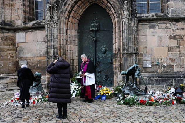 People come to the memorial site in front of St. Johns Church Memorial event in Magdeburg Saxony-Anhalt , Churches and state capital invite to memorial service in St. Johns Church on December 20 The ecumenical service begins at 11 a.m. The attack on Magdeburgs Christmas market will be the first anniversary in the state capital on December 20, 2025