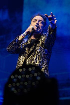 Shinova performs in Madrid, Spain - 27 Dec 2025 Singer Gabriel de la Rosa, of the band Shinova performs during the concert at the Movistar Arena. Madrid Spain Copyright: xAtilanoxGarciax xSOPAxImagesx photos00756