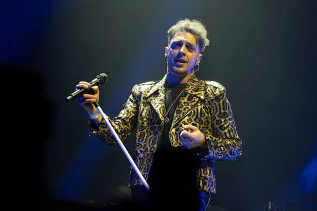 Shinova performs in Madrid, Spain - 27 Dec 2025 Singer Gabriel de la Rosa, of the band Shinova performs during the concert at the Movistar Arena. Madrid Spain Copyright: xAtilanoxGarciax xSOPAxImagesx photos00766