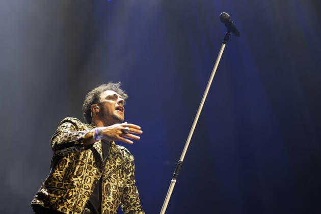 Shinova performs in Madrid, Spain - 27 Dec 2025 Singer Gabriel de la Rosa, of the band Shinova performs during the concert at the Movistar Arena. Madrid Spain Copyright: xAtilanoxGarciax xSOPAxImagesx photos00767