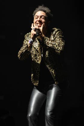 Shinova performs in Madrid, Spain - 27 Dec 2025 Singer Gabriel de la Rosa, of the band Shinova performs during the concert at the Movistar Arena. Madrid Spain Copyright: xAtilanoxGarciax xSOPAxImagesx photos00779