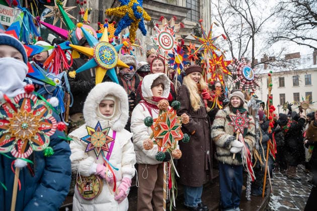 The Flashes of the Christmas Star march in Lviv LVIV, UKRAINE, DECEMBER 28: People in national Ukrainian costumes with Christmas stars in their hands sing carols and take part in the 20th anniversary festival Spalakh Rizdvyanoi Zory (The Flashes of the Christmas Star), part of which is a bright March with stars through the central part of the city, during the war in Lviv, Ukraine, December 28, 2025. The festival is the city s calling card at Christmas, attracting people from all over the region and other cities of Ukraine. In 2023, due to heavy shelling of Ukrainian cities and for security reasons, the March of Stars was canceled. But to preserve Christmas traditions and support national unity, the festival was resumed in 2024. The Christ  Copyright: x2025xAnadoluxOlenaxZnakx