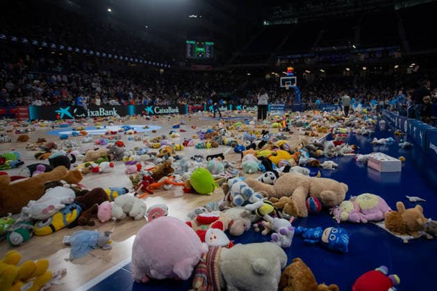 Fourth annual Solidarity Shower of Stuffed Animals in Madrid, Spain - 28 Dec 2025 The Movistar Arena s center court was filled with stuffed animals thrown from the crowd during the fourth annual Solidarity Shower of Stuffed Animals . The event coincided with the Primera FEB (second tier of professional men s basketball in Spain) game between Movistar Estudiantes and Caja Rural CB Zamora. Attendees were able to exchange a new or gently used toy for a free ticket to the game. All the toys and stuffed animals collected were donated to the Madrina Foundation, which supports children, teenage mothers, and families at risk of social exclusion. Madrid Spain Copyright: xDavidxCanalesx xSOPAxImagesx DCPeluches251228-77