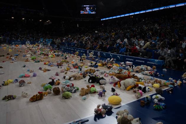 December 28, 2025, Madrid, Spain: The Movistar Arena s center court was filled with stuffed animals thrown from the crowd during the fourth annual Solidarity Shower of Stuffed Animals . The event coincided with the Primera FEB (second tier of professional men s basketball in Spain) game between Movistar Estudiantes and Caja Rural CB Zamora. Attendees were able to exchange a new or gently used toy for a free ticket to the game. All the toys and stuffed animals collected were donated to the Madrina Foundation, which supports children, teenage mothers, and families at risk of social exclusion. Madrid Spain - ZUMAs197 20251228_aaa_s197_069 Copyright: xDavidxCanalesx
