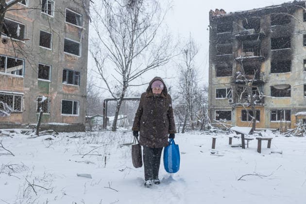 Aftermath of a Russian shelling in Kostiantynivka KOSTIANTYNIVKA, UKRAINE - DECEMBER 28: A woman walks with her belongings in front of a residential building damaged by Russian bombing in Kostiantynivka, Ukraine, on 28 December 2025. Despite ongoing attacks and harsh winter conditions, daily life continues in Kostiantynivka. Diego Herrera Carcedo Anadolu Kostiantynivka Ukraine. Editorial use only. Please get in touch for any other usage.  Copyright: x2025xAnadoluxDiegoxHerreraxCarcedox