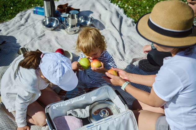 IMAGO Creative, Ostern, Bräuche, Osterbrunch Mother Engaging in a Summer Picnic With Her Children in Nature Family enjoying quality time outdoors during a sunny day, sharing food and moments together. Celebrating family connections and the joy of eating outside during pleasant weather., model released, , 97343936.jpg RECORD DATE NOT STATED