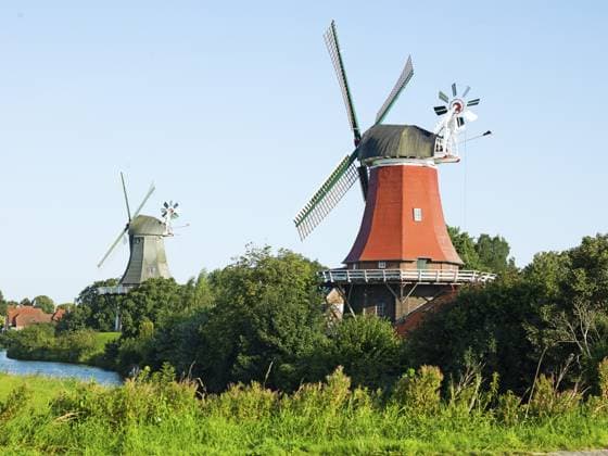 Greetsieler Zwillingsmühlen, Wahrzeichen, Greetsiel, Gemeinde Krummhörn, Ostfriesland, Niedersachsen, Deutschland Greetsieler Zwillingsmühlen, landmark, Greetsiel, Municipality of Krummhörn, East Frisia, Lower Saxony, Germany Copyright: imageBROKER WernerxWulf ibxwwu16073406.jpg