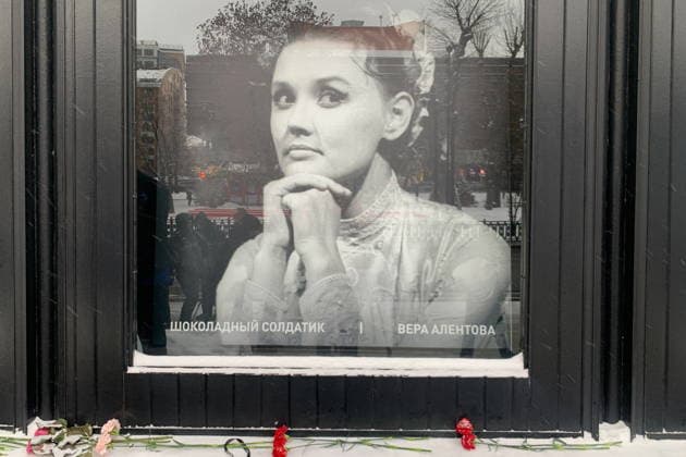 RUSSIA, MOSCOW - DECEMBER 29, 2025: Floral tributes during a farewell ceremony for actress Vera Alentova at the Moscow Pushkin Drama Theatre Moscow Russia  - ZUMAt113 20251229_zaa_t113_024 Copyright: xAlisaxKulikovax