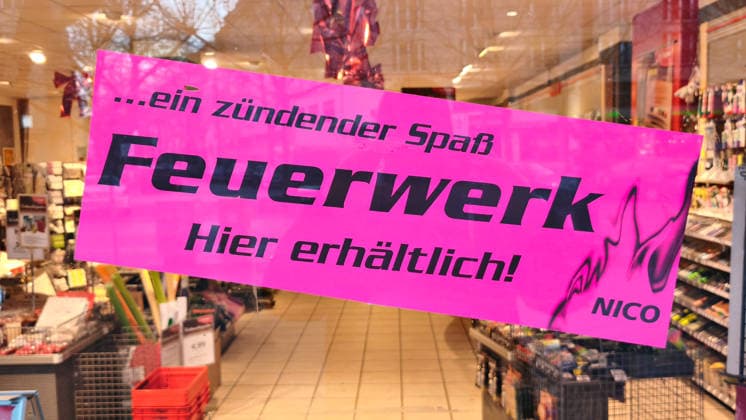 2025-12-29,Berlin,Bundesweit beginnt heute der Verkauf von Feuerwerk zum bevorstehenden Jahreswechsel. *** 2025 12 29,Berlin,Nationwide sale of fireworks for the upcoming New Year starts today