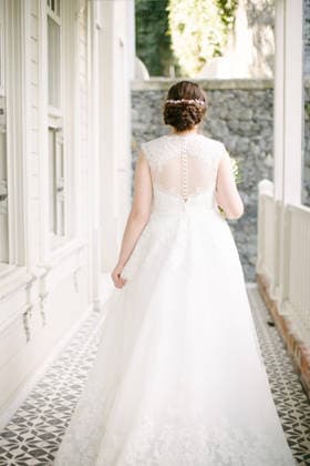 The bride posing with her back turned. ?stanbul, ?stanbul, Turkey R_EMKA201201-444114-01 EDITORIAL USE ONLY