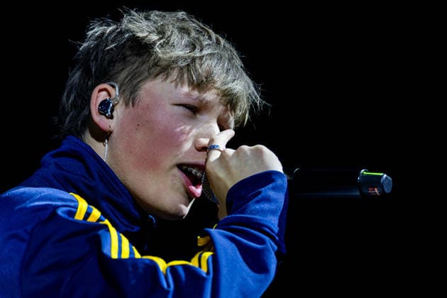 28.12.2025, GER, Kultur Konzert, Clueso - Weihnachten zu Hause 2025 Clueso (Thomas Hübner, geb. 9.April 1980 in Erfurt ist ein deutscher Sänger, Rapper, Songwriter und Produzent. ) gab in der ausverkauften Erfurter Messehalle sein traditionelles Konzert Weihnachten Zu Hause. Als Vorband Support-Act waren dabei yung.pepp (peppinger) sowie die Band Sportfreunde Stiller (Sportfreunde Stiller ist eine seit 1996 (Gründung 1995 unter dem Namen Endkrass) bestehende deutsche Indie-Rock-Gruppe aus Germering bei München. Florian Weber - Gesang Gitarre Schlagzeug. Florian Flo Weber - Schlagzeug Gesang Keyboard. Rüdiger Rüde Linhof - Bass Keyboard Basspedal Gesang 99094 Erfurt Messe Messehalle Kongresshal