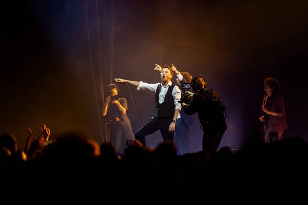 28.12.2025, GER, Kultur Konzert, Clueso - Weihnachten zu Hause 2025 Clueso (Thomas Hübner, geb. 9.April 1980 in Erfurt ist ein deutscher Sänger, Rapper, Songwriter und Produzent. ) gab in der ausverkauften Erfurter Messehalle sein traditionelles Konzert Weihnachten Zu Hause. Als Vorband Support-Act waren dabei yung.pepp (peppinger) sowie die Band Sportfreunde Stiller (Sportfreunde Stiller ist eine seit 1996 (Gründung 1995 unter dem Namen Endkrass) bestehende deutsche Indie-Rock-Gruppe aus Germering bei München. Florian Weber - Gesang Gitarre Schlagzeug. Florian Flo Weber - Schlagzeug Gesang Keyboard. Rüdiger Rüde Linhof - Bass Keyboard Basspedal Gesang 99094 Erfurt Messe Messehalle Kongresshal