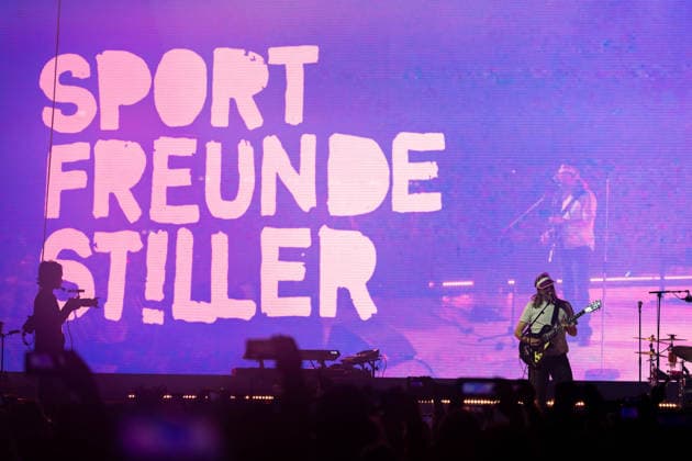 28.12.2025, GER, Kultur Konzert, Clueso - Weihnachten zu Hause 2025 Clueso (Thomas Hübner, geb. 9.April 1980 in Erfurt ist ein deutscher Sänger, Rapper, Songwriter und Produzent. ) gab in der ausverkauften Erfurter Messehalle sein traditionelles Konzert Weihnachten Zu Hause. Als Vorband Support-Act waren dabei yung.pepp (peppinger) sowie die Band Sportfreunde Stiller (Sportfreunde Stiller ist eine seit 1996 (Gründung 1995 unter dem Namen Endkrass) bestehende deutsche Indie-Rock-Gruppe aus Germering bei München. Florian Weber - Gesang Gitarre Schlagzeug. Florian Flo Weber - Schlagzeug Gesang Keyboard. Rüdiger Rüde Linhof - Bass Keyboard Basspedal Gesang 99094 Erfurt Messe Messehalle Kongresshal