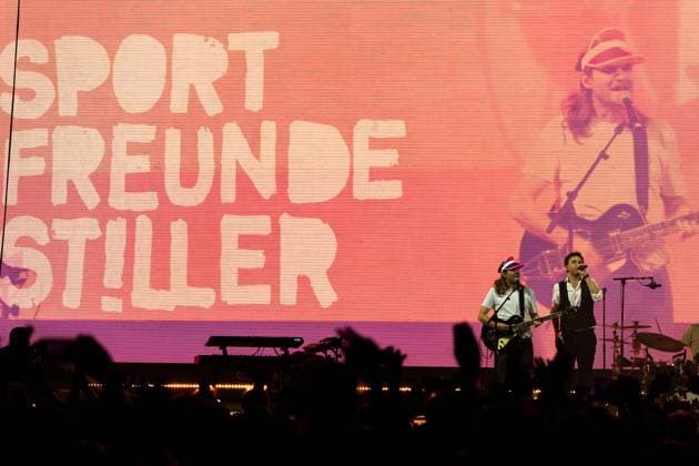 28.12.2025, GER, Kultur Konzert, Clueso - Weihnachten zu Hause 2025 Clueso (Thomas Hübner, geb. 9.April 1980 in Erfurt ist ein deutscher Sänger, Rapper, Songwriter und Produzent. ) gab in der ausverkauften Erfurter Messehalle sein traditionelles Konzert Weihnachten Zu Hause. Als Vorband Support-Act waren dabei yung.pepp (peppinger) sowie die Band Sportfreunde Stiller (Sportfreunde Stiller ist eine seit 1996 (Gründung 1995 unter dem Namen Endkrass) bestehende deutsche Indie-Rock-Gruppe aus Germering bei München. Florian Weber - Gesang Gitarre Schlagzeug. Florian Flo Weber - Schlagzeug Gesang Keyboard. Rüdiger Rüde Linhof - Bass Keyboard Basspedal Gesang 99094 Erfurt Messe Messehalle Kongresshal