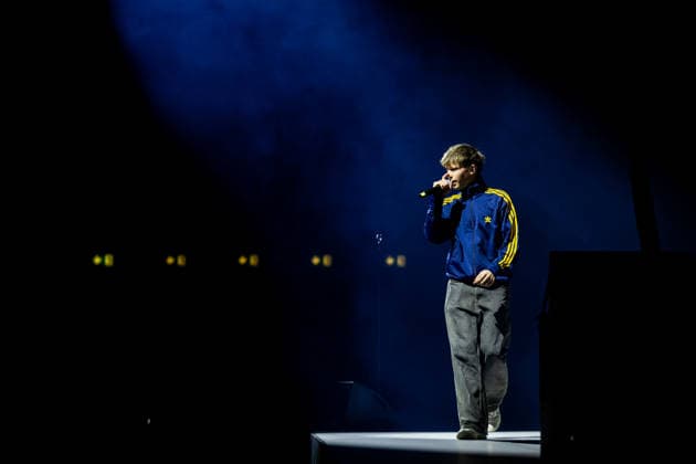 28.12.2025, GER, Kultur Konzert, Clueso - Weihnachten zu Hause 2025 Clueso (Thomas Hübner, geb. 9.April 1980 in Erfurt ist ein deutscher Sänger, Rapper, Songwriter und Produzent. ) gab in der ausverkauften Erfurter Messehalle sein traditionelles Konzert Weihnachten Zu Hause. Als Vorband Support-Act waren dabei yung.pepp (peppinger) sowie die Band Sportfreunde Stiller (Sportfreunde Stiller ist eine seit 1996 (Gründung 1995 unter dem Namen Endkrass) bestehende deutsche Indie-Rock-Gruppe aus Germering bei München. Florian Weber - Gesang Gitarre Schlagzeug. Florian Flo Weber - Schlagzeug Gesang Keyboard. Rüdiger Rüde Linhof - Bass Keyboard Basspedal Gesang 99094 Erfurt Messe Messehalle Kongresshal