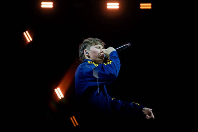 28.12.2025, GER, Kultur Konzert, Clueso - Weihnachten zu Hause 2025 Clueso (Thomas Hübner, geb. 9.April 1980 in Erfurt ist ein deutscher Sänger, Rapper, Songwriter und Produzent. ) gab in der ausverkauften Erfurter Messehalle sein traditionelles Konzert Weihnachten Zu Hause. Als Vorband Support-Act waren dabei yung.pepp (peppinger) sowie die Band Sportfreunde Stiller (Sportfreunde Stiller ist eine seit 1996 (Gründung 1995 unter dem Namen Endkrass) bestehende deutsche Indie-Rock-Gruppe aus Germering bei München. Florian Weber - Gesang Gitarre Schlagzeug. Florian Flo Weber - Schlagzeug Gesang Keyboard. Rüdiger Rüde Linhof - Bass Keyboard Basspedal Gesang 99094 Erfurt Messe Messehalle Kongresshal