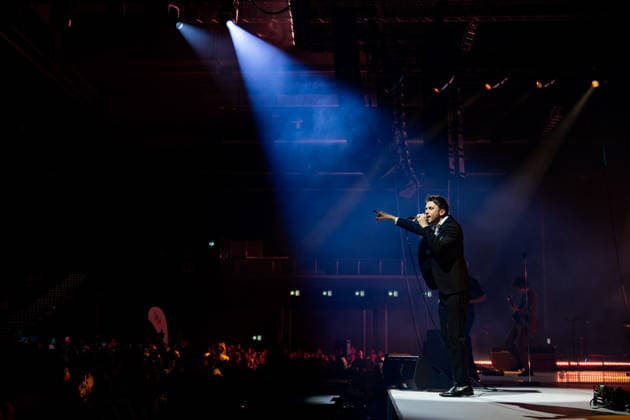 28.12.2025, GER, Kultur Konzert, Clueso - Weihnachten zu Hause 2025 Clueso (Thomas Hübner, geb. 9.April 1980 in Erfurt ist ein deutscher Sänger, Rapper, Songwriter und Produzent. ) gab in der ausverkauften Erfurter Messehalle sein traditionelles Konzert Weihnachten Zu Hause. Als Vorband Support-Act waren dabei yung.pepp (peppinger) sowie die Band Sportfreunde Stiller (Sportfreunde Stiller ist eine seit 1996 (Gründung 1995 unter dem Namen Endkrass) bestehende deutsche Indie-Rock-Gruppe aus Germering bei München. Florian Weber - Gesang Gitarre Schlagzeug. Florian Flo Weber - Schlagzeug Gesang Keyboard. Rüdiger Rüde Linhof - Bass Keyboard Basspedal Gesang 99094 Erfurt Messe Messehalle Kongresshal