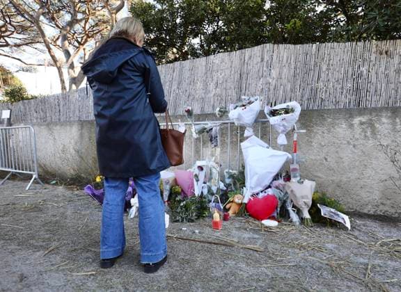 DECES BRIGITTE BARDOT PHOTOPQR NICE MATIN 29 12 2025 Photo Florian ESCOFFIER NICE MATIN SAINT TROPEZ LA MADRAGUE UN JOUR APRES LE DECES BRIGITTE BARDOT Brigitte Bardot her admirers pay tribute to her in front of La Madrague, her villa in Saint Tropez France  Copyright: xPHOTOPQR NICExMATIN MAXPPPxFlorianxESCOFFIERx 20251229NIM0408 20251229NIM0408