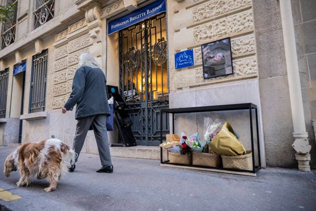 Flowers at Fondation Brigitte Bardot After Actress Death - Paris This picture shows the entrance of the Fondation Brigitte Bardot with a flowers set on the door following the death of French actress and animal rights activist Brigitte Bardot in Paris on December 28, 2025. Photo by Eliot Blondet ABACAPRES.COM Paris Ile-de-France France  Copyright: xBlondetxEliot ABACAx