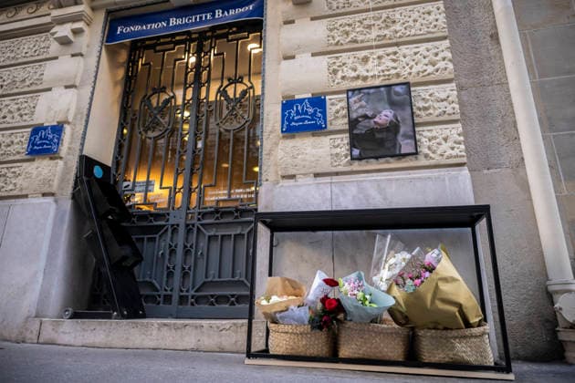 Flowers at Fondation Brigitte Bardot After Actress Death - Paris This picture shows the entrance of the Fondation Brigitte Bardot with a flowers set on the door following the death of French actress and animal rights activist Brigitte Bardot in Paris on December 28, 2025. Photo by Eliot Blondet ABACAPRES.COM Paris Ile-de-France France  Copyright: xBlondetxEliot ABACAx