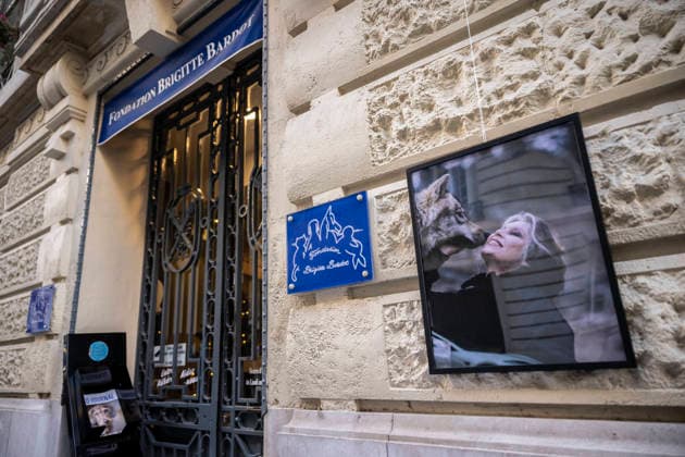 Flowers at Fondation Brigitte Bardot After Actress Death - Paris This picture shows the entrance of the Fondation Brigitte Bardot with a flowers set on the door following the death of French actress and animal rights activist Brigitte Bardot in Paris on December 28, 2025. Photo by Eliot Blondet ABACAPRES.COM Paris Ile-de-France France  Copyright: xBlondetxEliot ABACAx