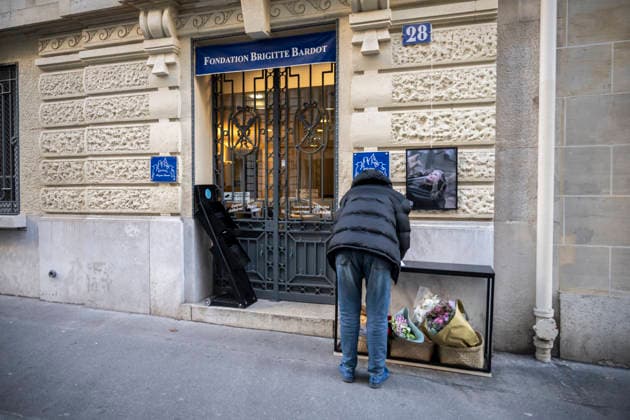 Flowers at Fondation Brigitte Bardot After Actress Death - Paris This picture shows a man who sign a book of condolences in front of the entrance of the Fondation Brigitte Bardot with a flowers set on the door following the death of French actress and animal rights activist Brigitte Bardot in Paris on December 28, 2025. Photo by Eliot Blondet ABACAPRES.COM Paris Ile-de-France France  Copyright: xBlondetxEliot ABACAx