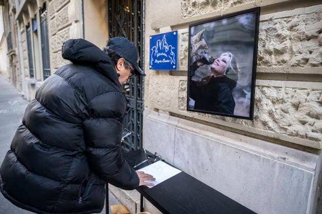 Flowers at Fondation Brigitte Bardot After Actress Death - Paris This picture shows a man who sign a book of condolences in front of the entrance of the Fondation Brigitte Bardot with a flowers set on the door following the death of French actress and animal rights activist Brigitte Bardot in Paris on December 28, 2025. Photo by Eliot Blondet ABACAPRES.COM Paris Ile-de-France France  Copyright: xBlondetxEliot ABACAx