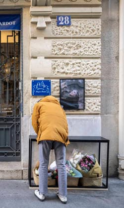 Flowers at Fondation Brigitte Bardot After Actress Death - Paris This picture shows a man who sign a book of condolences in front of the entrance of the Fondation Brigitte Bardot with a flowers set on the door following the death of French actress and animal rights activist Brigitte Bardot in Paris on December 28, 2025. Photo by Eliot Blondet ABACAPRES.COM Paris Ile-de-France France  Copyright: xBlondetxEliot ABACAx