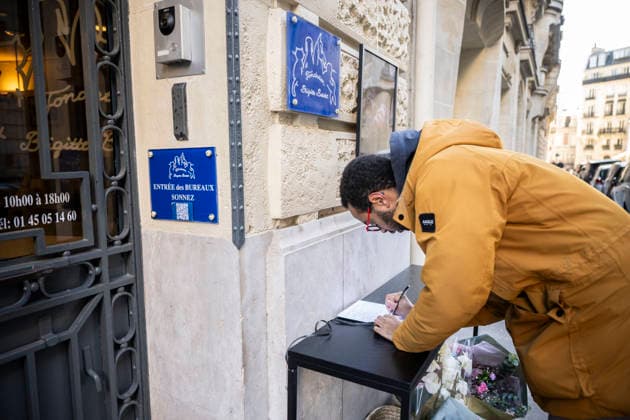 Flowers at Fondation Brigitte Bardot After Actress Death - Paris This picture shows a man who sign a book of condolences in front of the entrance of the Fondation Brigitte Bardot with a flowers set on the door following the death of French actress and animal rights activist Brigitte Bardot in Paris on December 28, 2025. Photo by Eliot Blondet ABACAPRES.COM Paris Ile-de-France France  Copyright: xBlondetxEliot ABACAx