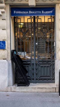 Flowers at Fondation Brigitte Bardot After Actress Death - Paris This picture shows a man who sign a book of condolences in front of the entrance of the Fondation Brigitte Bardot with a flowers set on the door following the death of French actress and animal rights activist Brigitte Bardot in Paris on December 28, 2025. Photo by Eliot Blondet ABACAPRES.COM Paris Ile-de-France France  Copyright: xBlondetxEliot ABACAx
