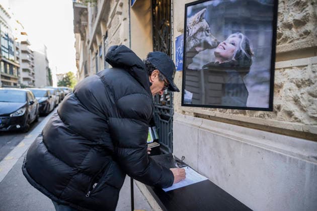 Flowers at Fondation Brigitte Bardot After Actress Death - Paris This picture shows a man who sign a book of condolences in front of the entrance of the Fondation Brigitte Bardot with a flowers set on the door following the death of French actress and animal rights activist Brigitte Bardot in Paris on December 28, 2025. Photo by Eliot Blondet ABACAPRES.COM Paris Ile-de-France France  Copyright: xBlondetxEliot ABACAx