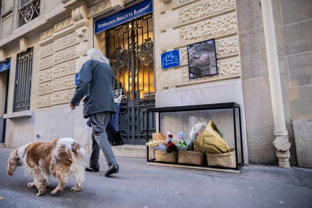 Flowers at Fondation Brigitte Bardot After Actress Death - Paris This picture shows the entrance of the Fondation Brigitte Bardot with a flowers set on the door following the death of French actress and animal rights activist Brigitte Bardot in Paris on December 28, 2025. Photo by Eliot Blondet ABACAPRES.COM Paris Ile-de-France France  Copyright: xBlondetxEliot ABACAx