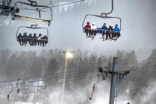 IDRE 2025-12-29 Vinterväder med snö och blast i omradet kring Idre ,norra Dalarna även pa mandagen. Skidakare sitter i liften. Foto Ulf Palm TT Kod 71515 IDRE SVERIGE x71515x *** IDRE 2025 12 29 Winter weather with snow and blast in the area around Idre, northern Dalarna even on Monday Skiers sitting in the lift Photo Ulf Palm TT Code 71515 IDRE SWEDEN x71515x  Copyright: xUlfxPalmx xTTx VINTERVÄDER W_h0Hl49sJo