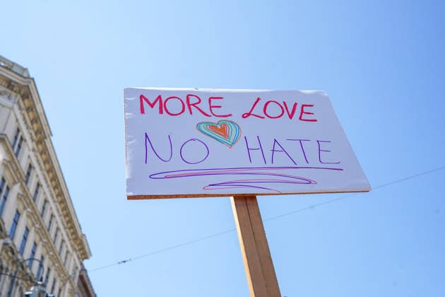 Archiv: Vienna Pride 2025, Wien, Pride-Demonstration, Protestplakat, handgemaltes Plakat, politische Botschaft, LGBTQIA+, Gleichberechtigung, Akzeptanz, Toleranz, Vielfalt, Liebe statt Hass, Antidiskriminierung, Solidarität, Menschenrechte, ziviler Protest, Aktivismus, queere Community, Pride-Symbole, Herzsymbol, Regenbogenfarben, friedlicher Protest, öffentliche Meinungsäußerung, Innenstadt, urbaner Raum, Tageslicht, blauer Himmel, Demonstrationsschild auf Holzstab, klare Botschaft, gesellschaftlicher Zusammenhalt, Plakattext: MORE LOVE NO HATE, englischer Slogan, Anti-Hass-Botschaft *** Archive Vienna Pride 2025, Vienna, Pride demonstration, protest poster, hand-painted poster, political message, LGBTQIA, equality, acceptanc Copyright: xLukaxKolanovicx