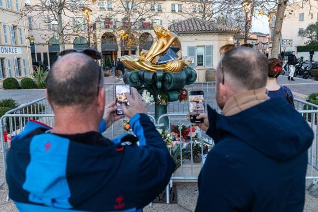 SAINT TROPEZ DECES BRIGITTE BARDOT PHOTOPQR NICE MATIN Florian ESCOFFIER SAINT TROPEZ LE 29 12 2025 UN JOUR APRES LE DECES BRIGITTE BARDOT 29 12 2025 - Death of Brigitte Bardot In downtown Saint Tropez, fans pay tribute to the late star by laying flowers in front of the BB statue at Place Blanqui France  Copyright: xPHOTOPQR NICExMATIN MAXPPPxx 20251229NIM0868 20251229NIM0867