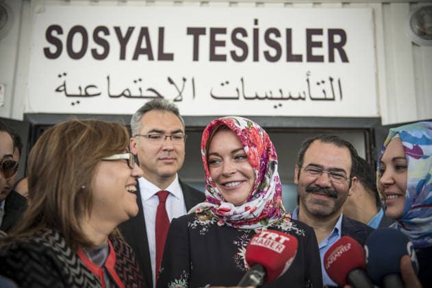 American actress Lindsay Lohan in Gaziantep GAZIANTEP, TURKEY - OCTOBER 08: American actress Lindsay Lohan (C) speaks to press members with wearing a headscarf given by a Syrian woman, after her visit at a container town where Syrian refugees live in the Nizip district of Gaziantep in Turkey on October 08, 2016. Gaziantep Turkey. Editorial use only. Please get in touch for any other usage.  Copyright: x2025xAnadoluxKeremxKocalarx