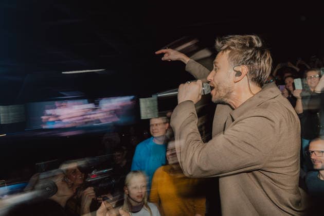 29.12.2025, GER, Kultur Konzert, Clueso - Weihnachten zu Hause 2025 Clueso (Thomas Hübner, geb. 9.April 1980 in Erfurt ist ein deutscher Sänger, Rapper, Songwriter und Produzent. ) gab in der ausverkauften Erfurter Messehalle sein traditionelles Konzert Weihnachten Zu Hause. Als Vorband Support-Act waren dabei yung.pepp (peppinger) sowie die Band Sportfreunde Stiller (Sportfreunde Stiller ist eine seit 1996 (Gründung 1995 unter dem Namen Endkrass) bestehende deutsche Indie-Rock-Gruppe aus Germering bei München. Florian Weber - Gesang Gitarre Schlagzeug. Florian Flo Weber - Schlagzeug Gesang Keyboard. Rüdiger Rüde Linhof - Bass Keyboard Basspedal Gesang 99094 Erfurt Messe Messehalle Kongresshal