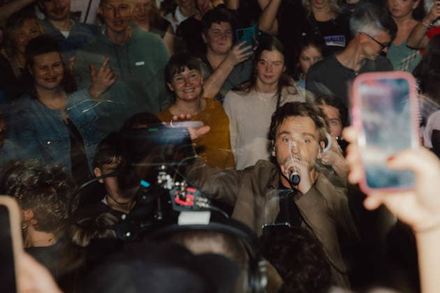 29.12.2025, GER, Kultur Konzert, Clueso - Weihnachten zu Hause 2025 Clueso (Thomas Hübner, geb. 9.April 1980 in Erfurt ist ein deutscher Sänger, Rapper, Songwriter und Produzent. ) gab in der ausverkauften Erfurter Messehalle sein traditionelles Konzert Weihnachten Zu Hause. Als Vorband Support-Act waren dabei yung.pepp (peppinger) sowie die Band Sportfreunde Stiller (Sportfreunde Stiller ist eine seit 1996 (Gründung 1995 unter dem Namen Endkrass) bestehende deutsche Indie-Rock-Gruppe aus Germering bei München. Florian Weber - Gesang Gitarre Schlagzeug. Florian Flo Weber - Schlagzeug Gesang Keyboard. Rüdiger Rüde Linhof - Bass Keyboard Basspedal Gesang 99094 Erfurt Messe Messehalle Kongresshal