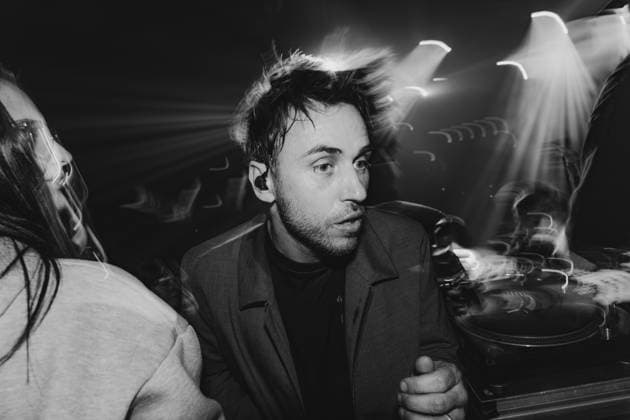 29.12.2025, GER, Kultur Konzert, Clueso - Weihnachten zu Hause 2025 Clueso (Thomas Hübner, geb. 9.April 1980 in Erfurt ist ein deutscher Sänger, Rapper, Songwriter und Produzent. ) gab in der ausverkauften Erfurter Messehalle sein traditionelles Konzert Weihnachten Zu Hause. Als Vorband Support-Act waren dabei yung.pepp (peppinger) sowie die Band Sportfreunde Stiller (Sportfreunde Stiller ist eine seit 1996 (Gründung 1995 unter dem Namen Endkrass) bestehende deutsche Indie-Rock-Gruppe aus Germering bei München. Florian Weber - Gesang Gitarre Schlagzeug. Florian Flo Weber - Schlagzeug Gesang Keyboard. Rüdiger Rüde Linhof - Bass Keyboard Basspedal Gesang 99094 Erfurt Messe Messehalle Kongresshal