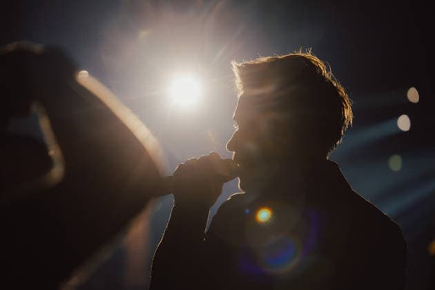 29.12.2025, GER, Kultur Konzert, Clueso - Weihnachten zu Hause 2025 Clueso (Thomas Hübner, geb. 9.April 1980 in Erfurt ist ein deutscher Sänger, Rapper, Songwriter und Produzent. ) gab in der ausverkauften Erfurter Messehalle sein traditionelles Konzert Weihnachten Zu Hause. Als Vorband Support-Act waren dabei yung.pepp (peppinger) sowie die Band Sportfreunde Stiller (Sportfreunde Stiller ist eine seit 1996 (Gründung 1995 unter dem Namen Endkrass) bestehende deutsche Indie-Rock-Gruppe aus Germering bei München. Florian Weber - Gesang Gitarre Schlagzeug. Florian Flo Weber - Schlagzeug Gesang Keyboard. Rüdiger Rüde Linhof - Bass Keyboard Basspedal Gesang 99094 Erfurt Messe Messehalle Kongresshal