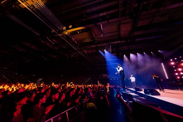 29.12.2025, GER, Kultur Konzert, Clueso - Weihnachten zu Hause 2025 Clueso (Thomas Hübner, geb. 9.April 1980 in Erfurt ist ein deutscher Sänger, Rapper, Songwriter und Produzent. ) gab in der ausverkauften Erfurter Messehalle sein traditionelles Konzert Weihnachten Zu Hause. Als Vorband Support-Act waren dabei yung.pepp (peppinger) sowie die Band Sportfreunde Stiller (Sportfreunde Stiller ist eine seit 1996 (Gründung 1995 unter dem Namen Endkrass) bestehende deutsche Indie-Rock-Gruppe aus Germering bei München. Florian Weber - Gesang Gitarre Schlagzeug. Florian Flo Weber - Schlagzeug Gesang Keyboard. Rüdiger Rüde Linhof - Bass Keyboard Basspedal Gesang 99094 Erfurt Messe Messehalle Kongresshal