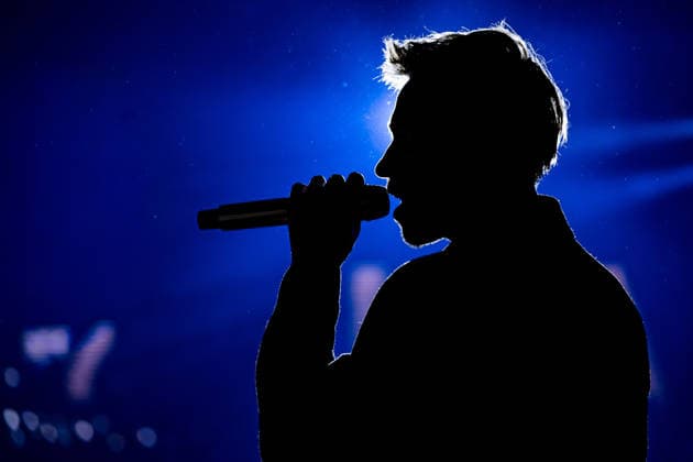 29.12.2025, GER, Kultur Konzert, Clueso - Weihnachten zu Hause 2025 Clueso (Thomas Hübner, geb. 9.April 1980 in Erfurt ist ein deutscher Sänger, Rapper, Songwriter und Produzent. ) gab in der ausverkauften Erfurter Messehalle sein traditionelles Konzert Weihnachten Zu Hause. Als Vorband Support-Act waren dabei yung.pepp (peppinger) sowie die Band Sportfreunde Stiller (Sportfreunde Stiller ist eine seit 1996 (Gründung 1995 unter dem Namen Endkrass) bestehende deutsche Indie-Rock-Gruppe aus Germering bei München. Florian Weber - Gesang Gitarre Schlagzeug. Florian Flo Weber - Schlagzeug Gesang Keyboard. Rüdiger Rüde Linhof - Bass Keyboard Basspedal Gesang 99094 Erfurt Messe Messehalle Kongresshal